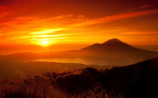 Sunset mountain red sky clouds - a sunset over a mountain free wallpaper