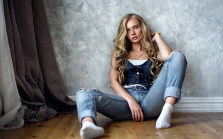 Woman sitting crossed legs portrait 4 - the floor free wallpaper