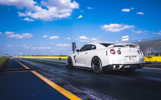 White sports car race track 21 - yellow line free wallpaper