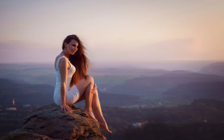 Woman white dress rock valley - a rock free wallpaper