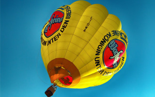 Hot air balloon yellow red - a hot air balloon free wallpaper