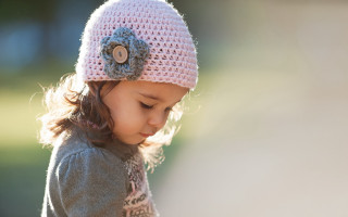 Little girl crocheted hat gray - a button free wallpaper