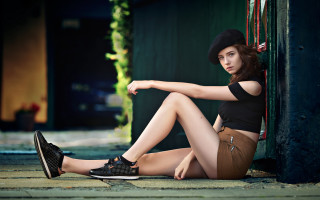 Woman sitting hat shoes arabesque - her leg free wallpaper