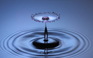 Water pink liquid black reflection - abstract illusionism free wallpaper
