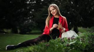 Woman sitting leaf purse nature - a leaf free wallpaper