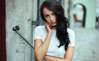 Woman leaning wall serious face 2 - a woman leaning against a wall free wallpaper