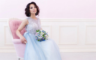 Woman blue dress pink chair - color scheme free wallpaper