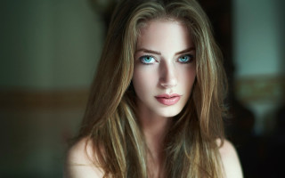 Eszter mattioni leesha hannigan photorealistic - a white wall free wallpaper