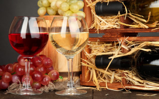 Wine glasses grapes winecrate table - a couple of glasses free wallpaper