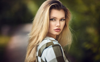 Blonde woman plaid shirt jeans - portrait photography free wallpaper