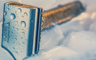 Razor blade ice water gold - photorealism free wallpaper