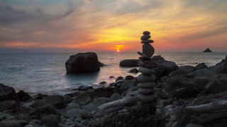 Rock sculpture beach sunset ocean - symmetric balance free wallpaper