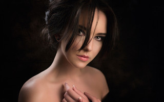 Woman ring black background portrait - her finger free wallpaper