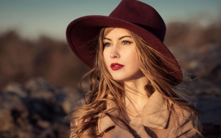 Woman hat red lips rocky - a red lipstick free wallpaper