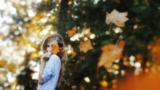 Girl leaf autumn photorealistic bokeh - her face free wallpaper