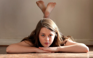 Woman lying crossed legs green - a woman free wallpaper