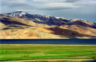 Lake mountains grass foreground clouds 2 - a large body of water free wallpaper
