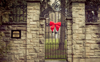 Red bow gate stone wall - a red bow free wallpaper