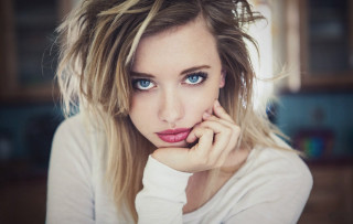Eszter mattioni blue eyes white 2 - her chin free wallpaper
