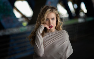 Woman shawl city night blurry - portrait photography free wallpaper