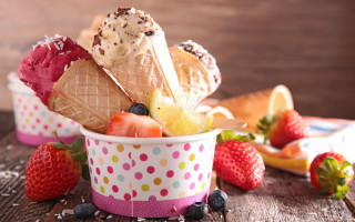 Ice cream strawberries bananas fruit - a bowl of ice cream free wallpaper
