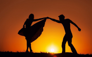 Hilltop couple surfboards sunset backlighting - sunset free wallpaper