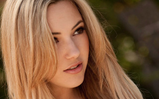 Blonde woman serious face hyperrealism - long blonde hair and a necklace free wallpaper