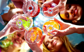 Wine glass toast group bubbles - a circle free wallpaper