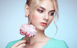 Annabel kidston fashion photorealistic flower - a blue wall free wallpaper