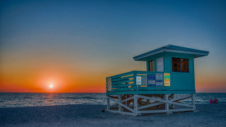 Lifeguard tower beach sunset tilt - the sun free wallpaper