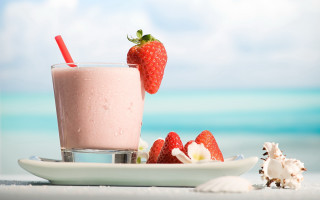 Milk strawberries beach table shells - a plate free wallpaper for desktop