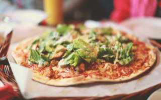 Pizza broccoli plate food blurry - broccoli free wallpaper