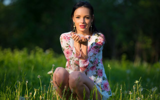Woman kneeling field romantic portrait - elina karimova free wallpaper