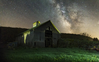 Barn green roof night sky - a barn free wallpaper