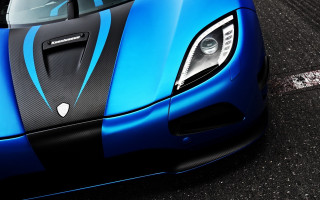 Blue sports car black stripe - a black stripe free wallpaper