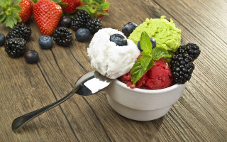 Ice cream berries mint spoon 3 - a spoon and spoon rest free wallpaper