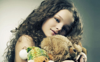 Girl holding stuffed animals smiling - anna hotchkis free wallpaper