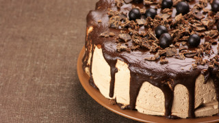 Chocolate cake chips frosting plate - a chocolate cake free wallpaper