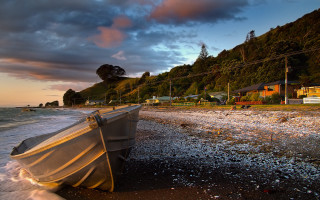 Beach sunset mountain houses boat - the shore of a beach free wallpaper