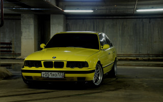 Yellow car parking garage wood - a parking garage next free wallpaper