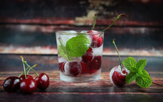 Ice cherry glass green leaf - cherryl fountain free wallpaper