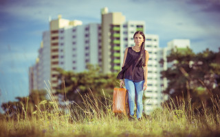 Woman brownbag field city background - the background in the background free wallpaper