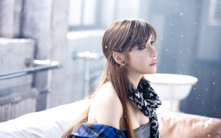 Woman longhair snow couch scraf - aaa game free wallpaper