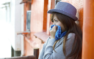 Woman hat scarf leaning bokeh - a hat and scarf free wallpaper