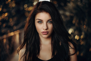 Woman tiara longhair portrait blurry - a picture in front free wallpaper