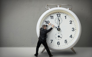 Man pushing clock suit stand - foto realistic free wallpaper