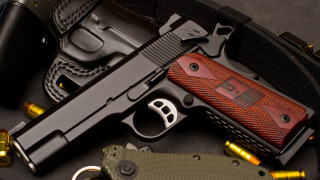 Gun red black pattern case - a stipple free wallpaper