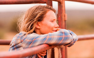 Woman leaning fence blurry background - daphne fedarb free wallpaper