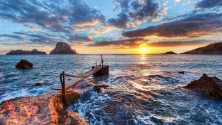 Sunset ocean boat rocky shore - a rocky shore free wallpaper