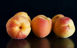 Peaches reflection black background food - reflective free wallpaper